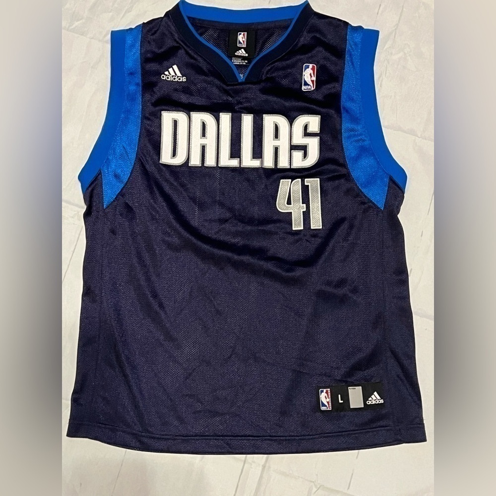 Dallas Maverick’s Adidas Dirk Nowitzki #41 Jersey size large (14-16)